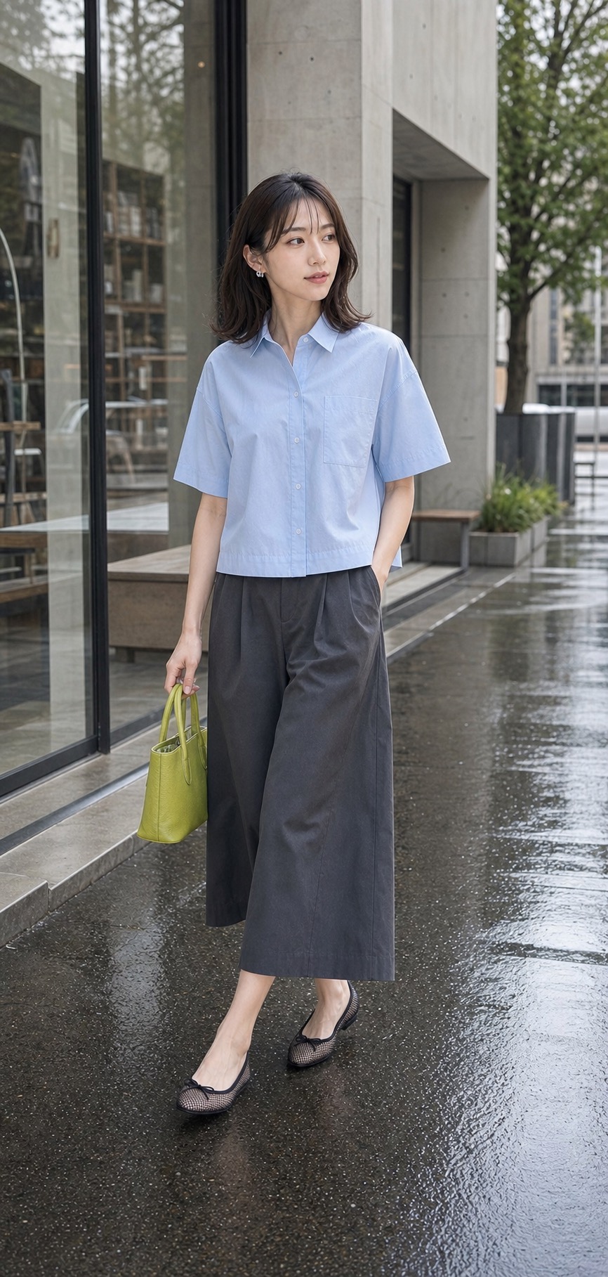 雨の日 コーデ、ボックスシャツとキュロットで涼しくの歩く場面のスタイリング: アイスブルーのボックス半袖シャツ, チャコールのコットンキュロット, 黒のメッシュバレエフラット, ライムグリーンのミニトート, シルバーボールイヤリングのスタイリング参考画像