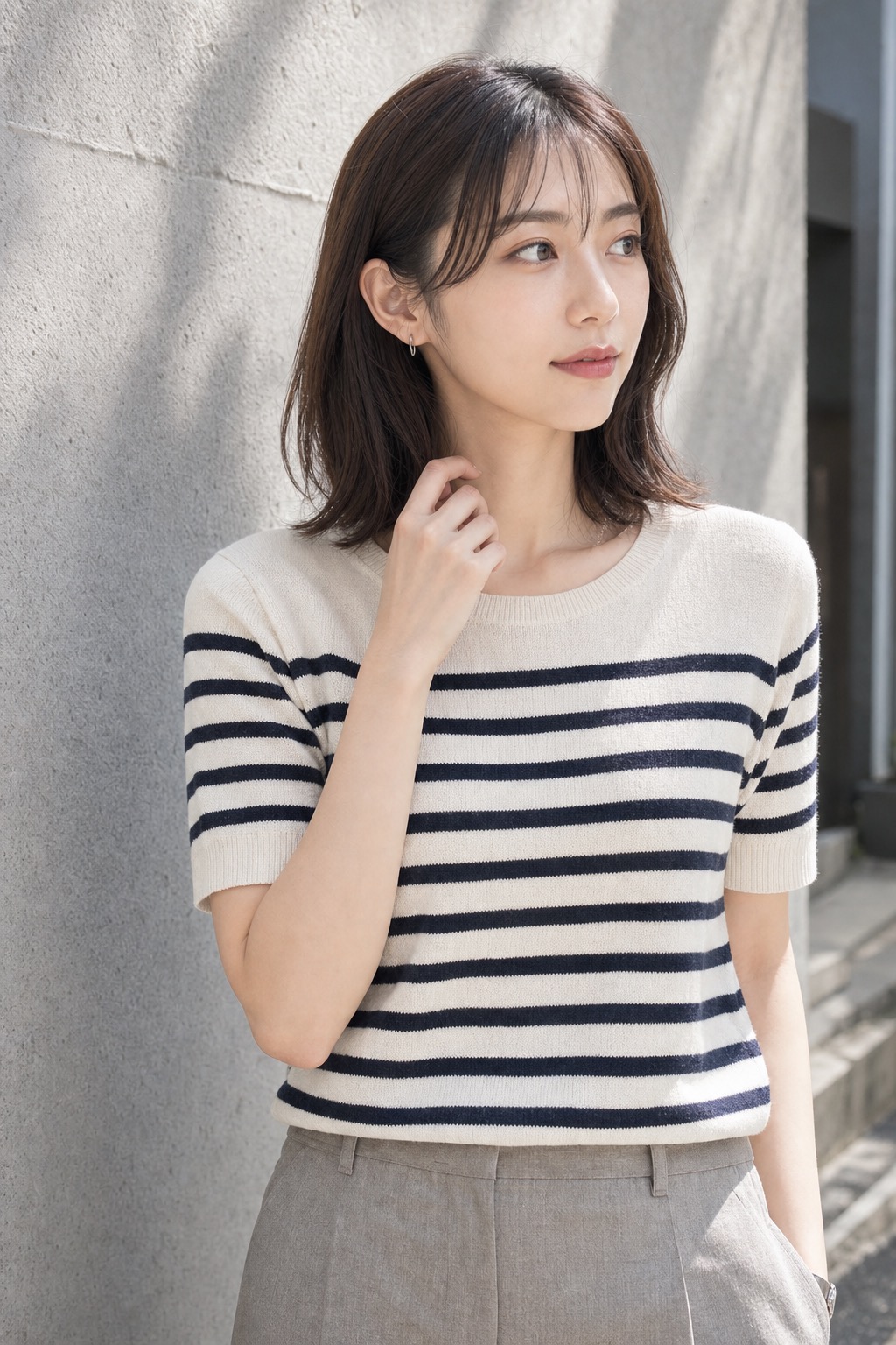 春 本屋コーデ、ボーダーニットとリネンショーツで軽やかにの上半身レイヤードのディテール: クリームとネイビーの半袖ボーダーニット, ウォームグレーのリネンバミューダショーツ, 黒のメリージェーンフラット, バターイエローのミニトート, 小さめシルバーフープのスタイリング参考画像